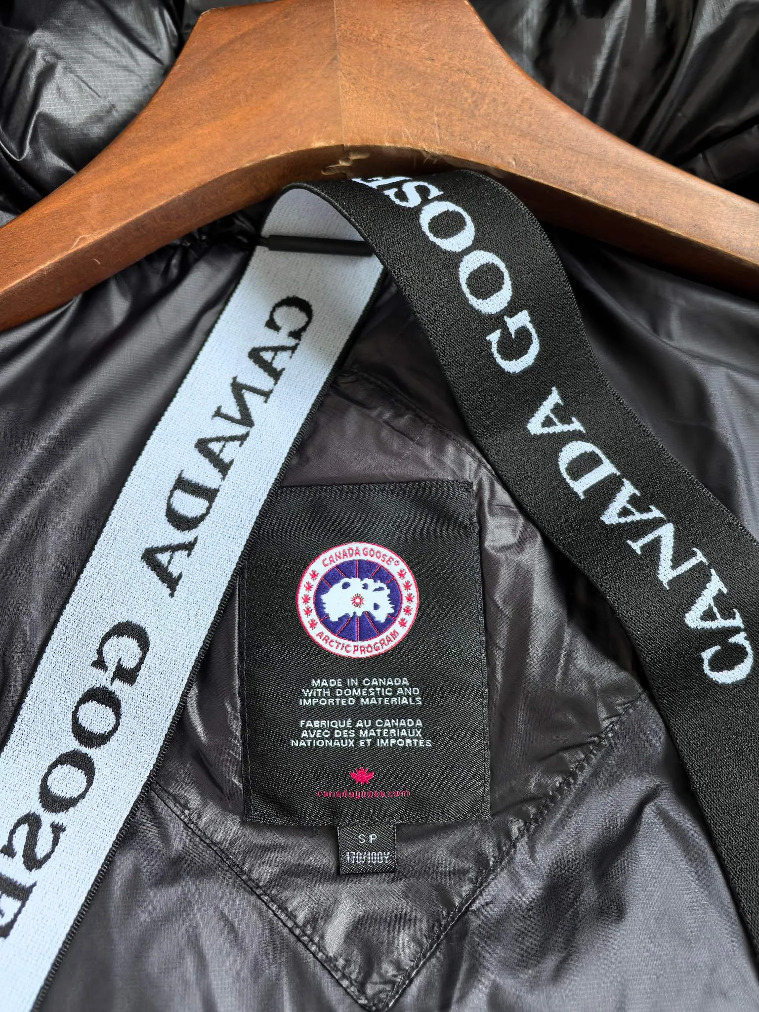 P760 2252M Crofton Puffer Unisex Jacket Down Jacket. Color: black with red label. Size: S M L XL XXL.